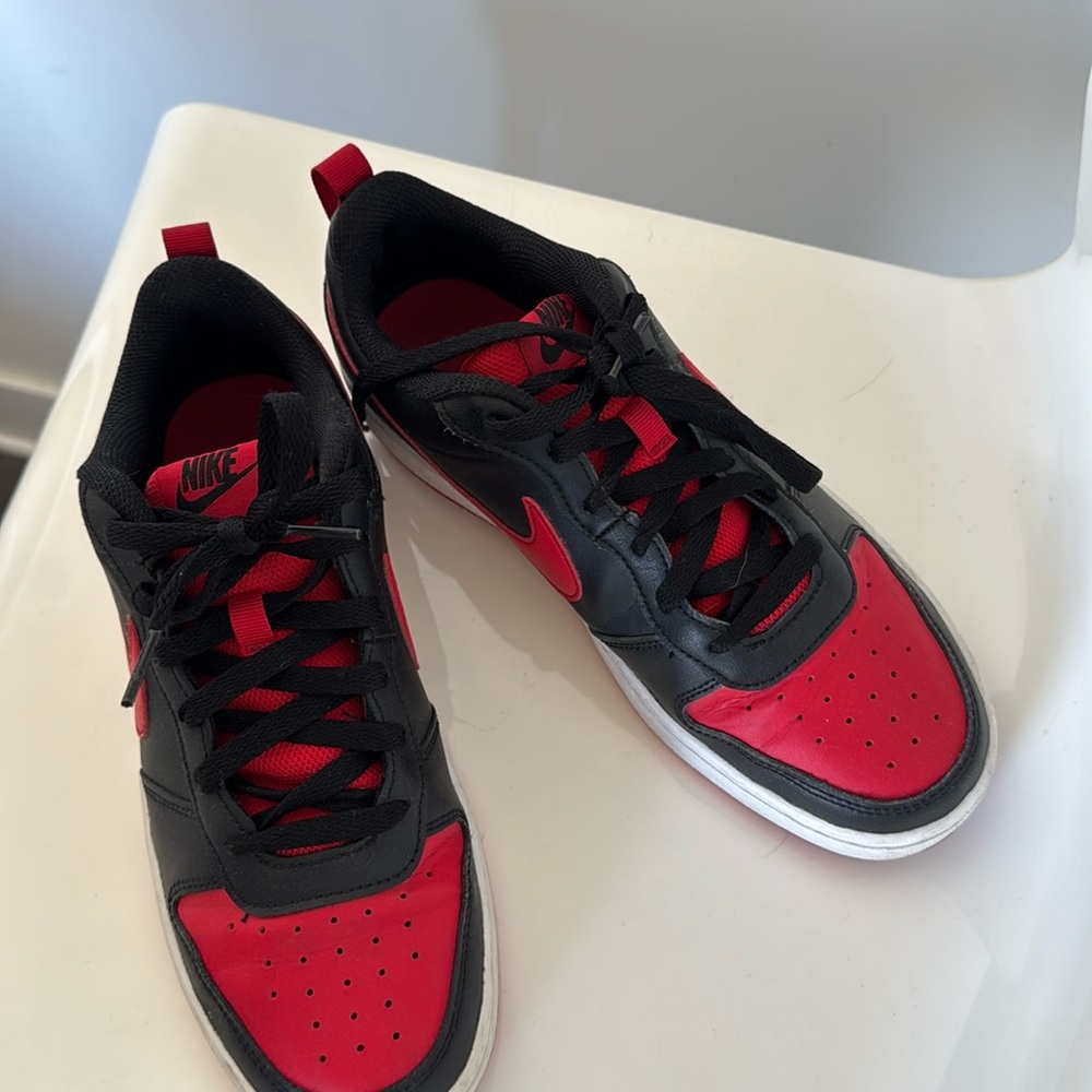 7Y unisex Nike shoes fits an 8.5 and 8W and 7Y Men
